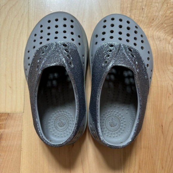 Native Girls Gray Silver Glitter Slip On Shoes - Picture 2 of 9